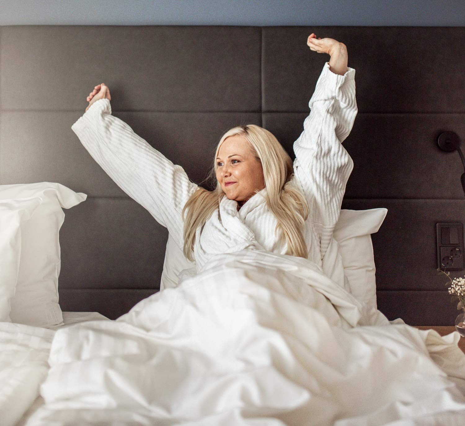 Nainen maijoittuu Hotel Mattsissa.