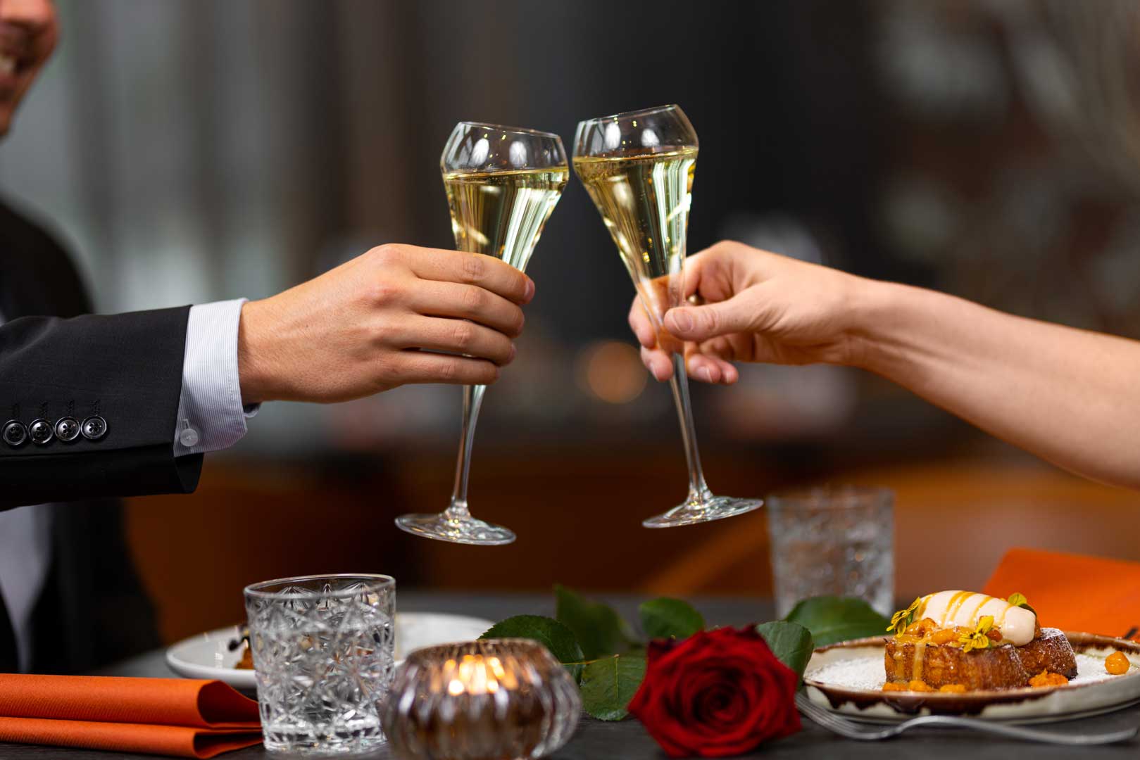 Pariskunta kilistelee skumppalaseilla Ravintola Frejassa.