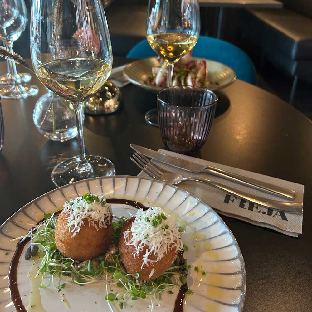 Ravintola Frejan alkupalat katettuna pöytään.