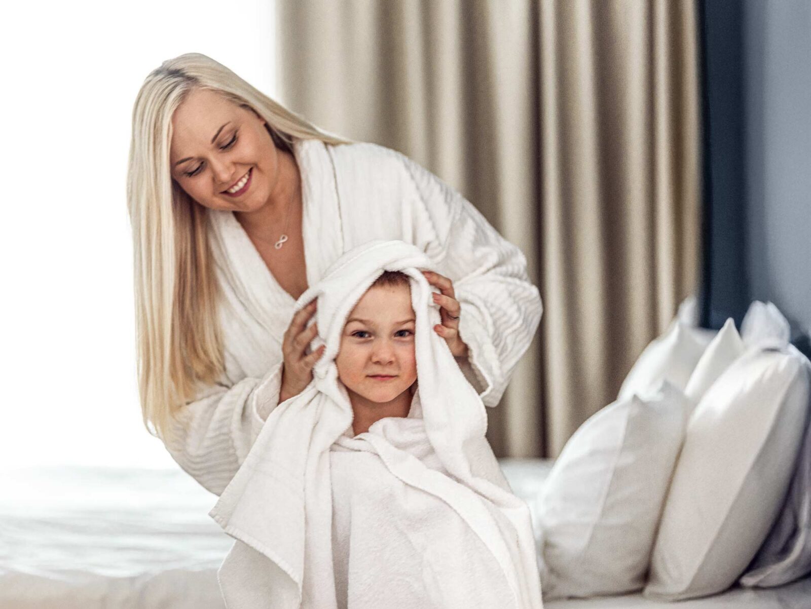 Perhe majoittumassa Hotel Mattsissa, Espoossa.