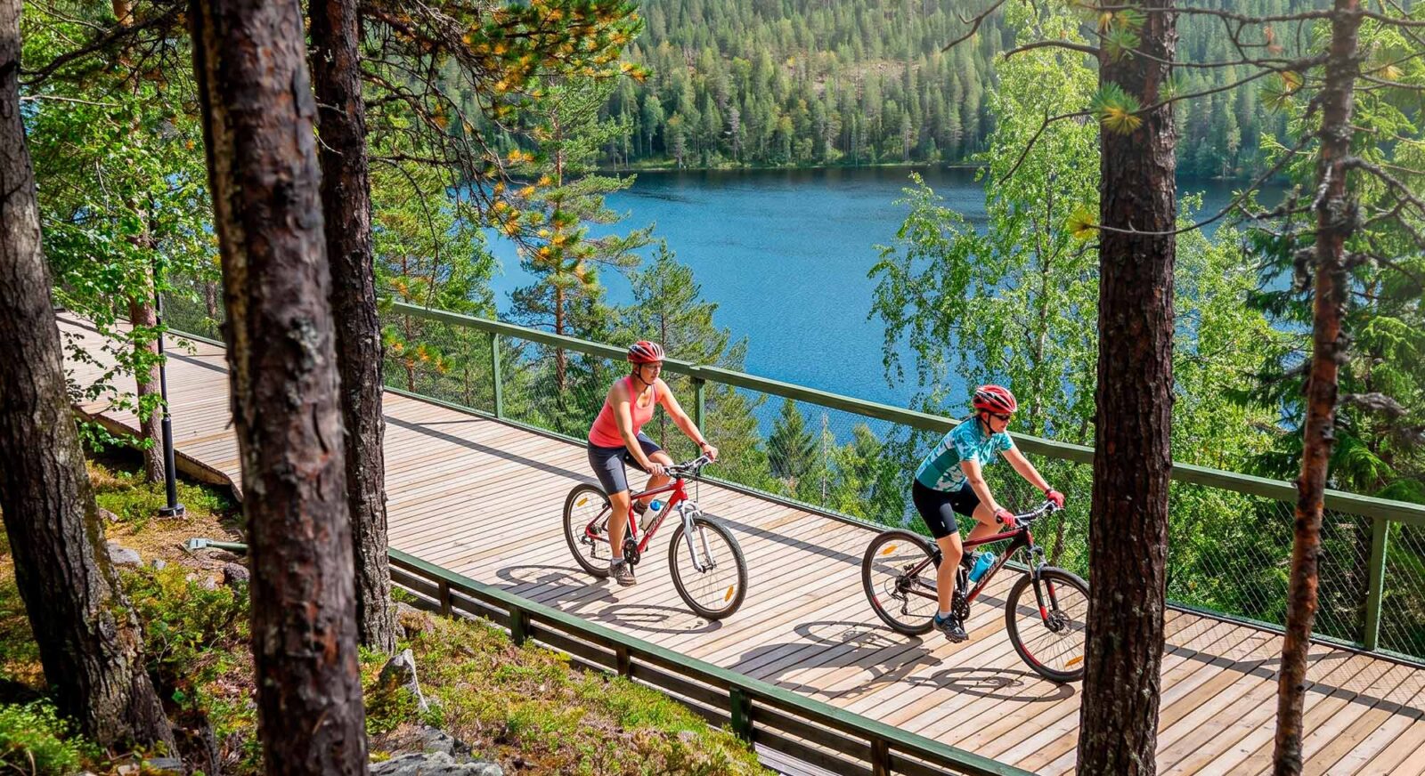 Pyöräilijät Levillä kesällä.