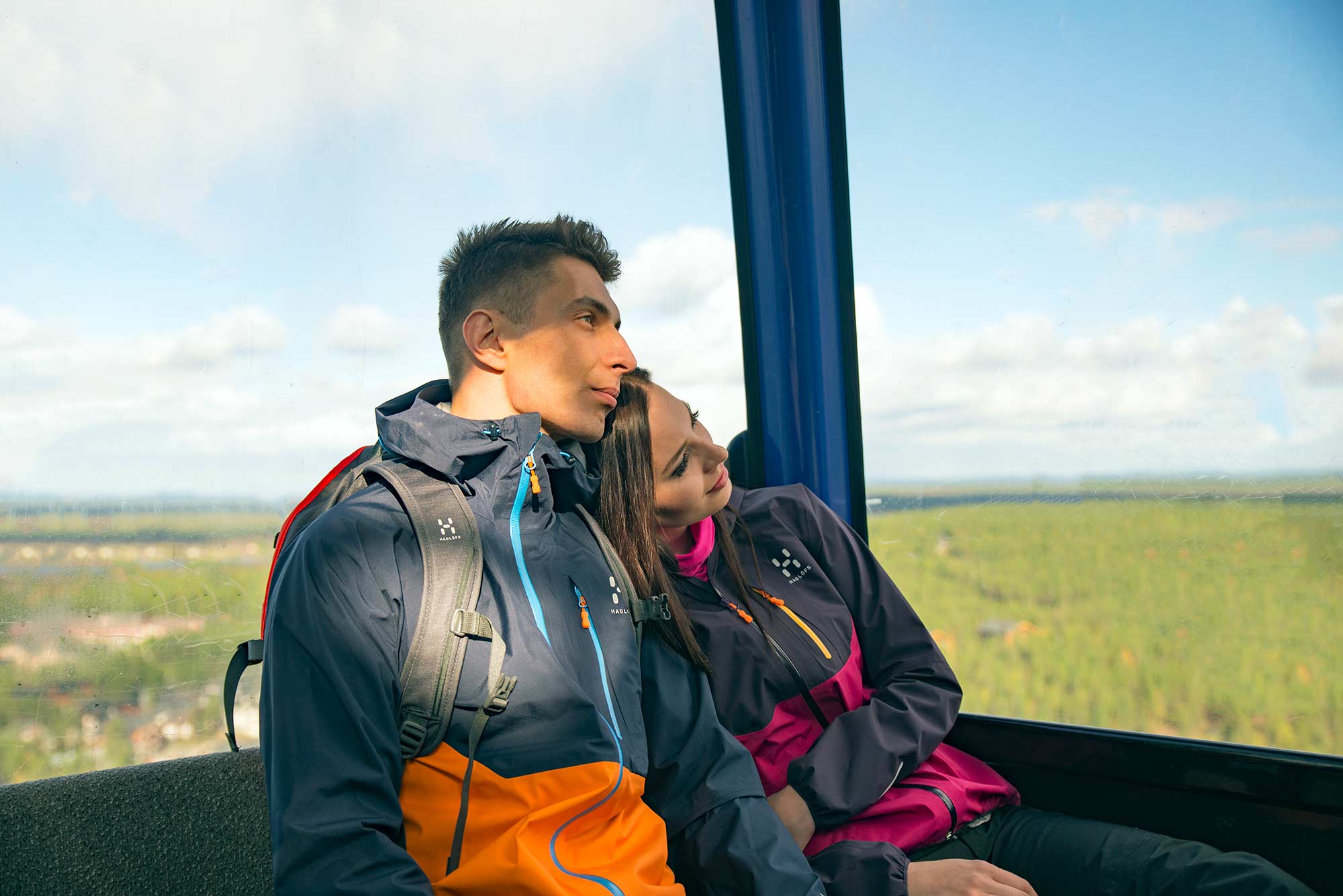 Pariskunta gondolissa Levillä.