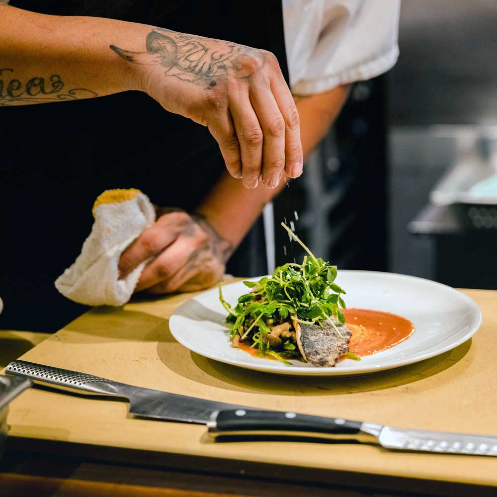 Kokki valmistaa ruokaa.