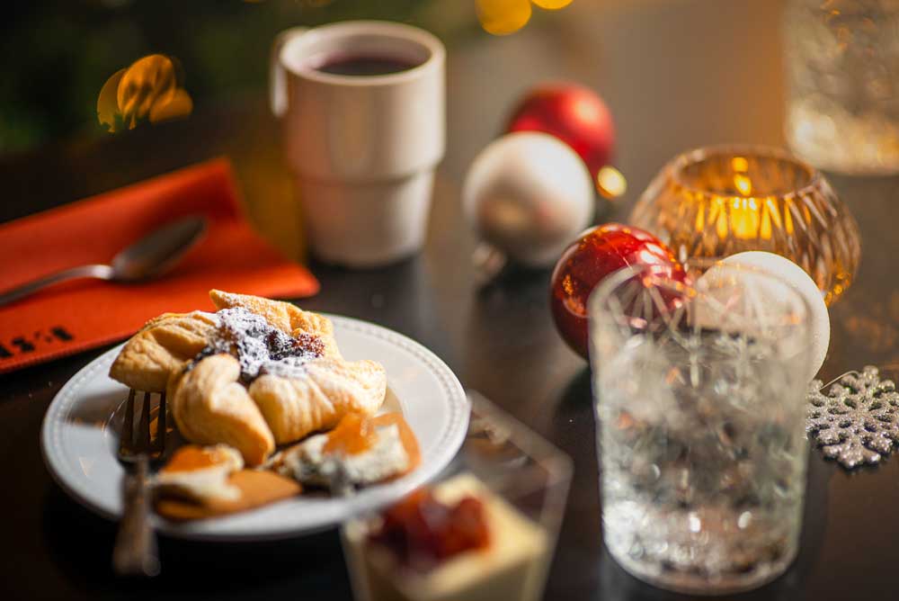 Ravintola Ferjan joululounaalla joulutorttuja.