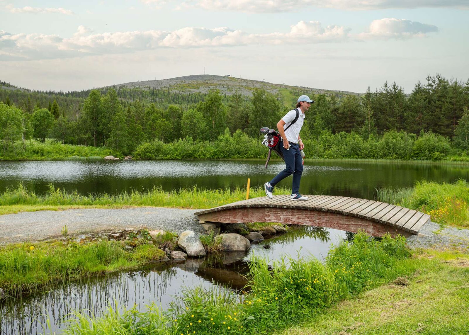 Levi golfin vesistön ylitys tunturimaisemissa.
