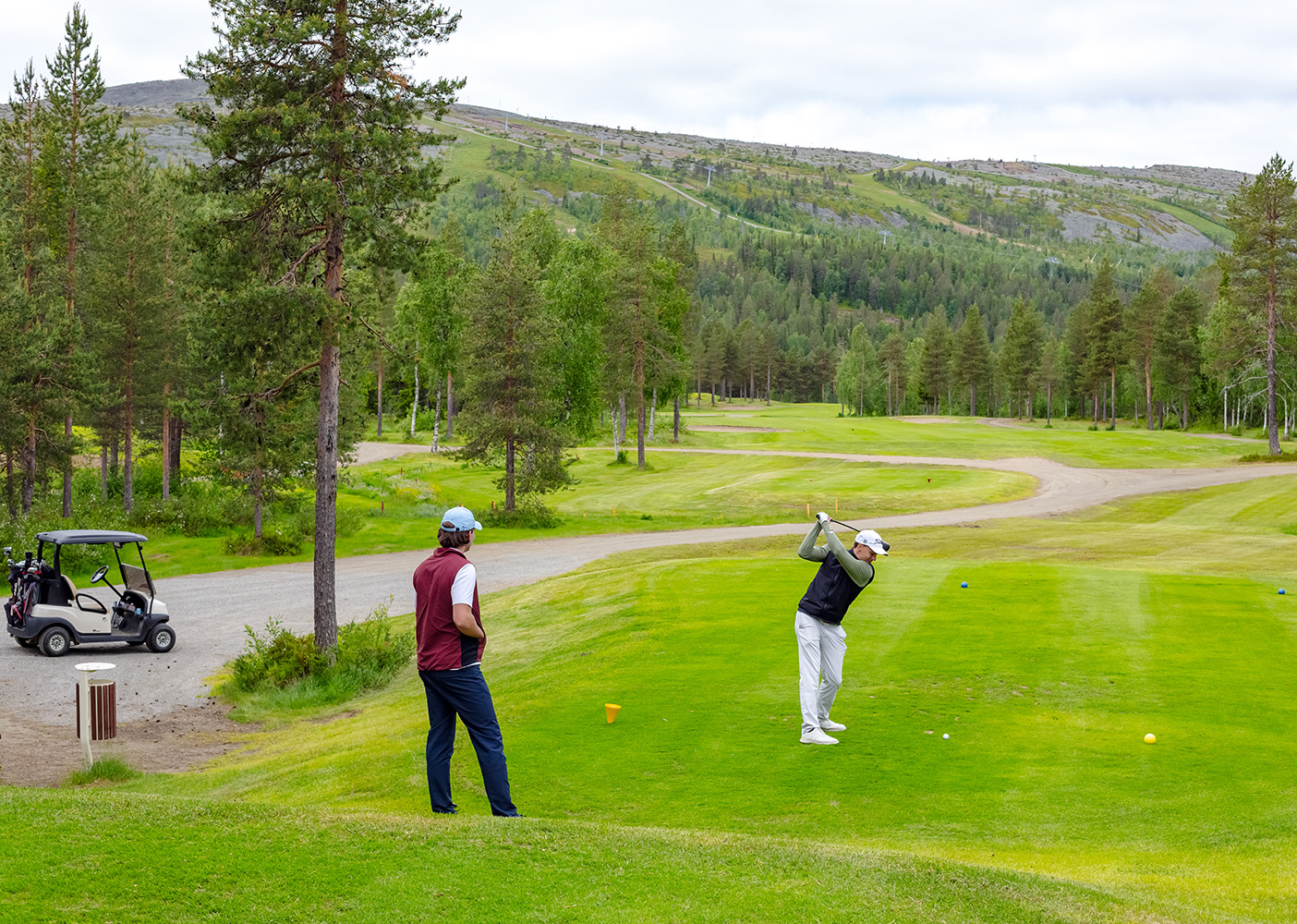 Levi Golfin kesäinen maisema ja tunturit taustalla.